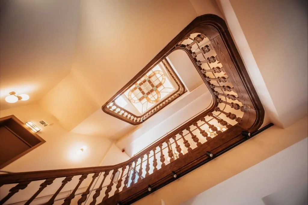 Escalier en bois et vitrail — La Tour des Légendes, Ath